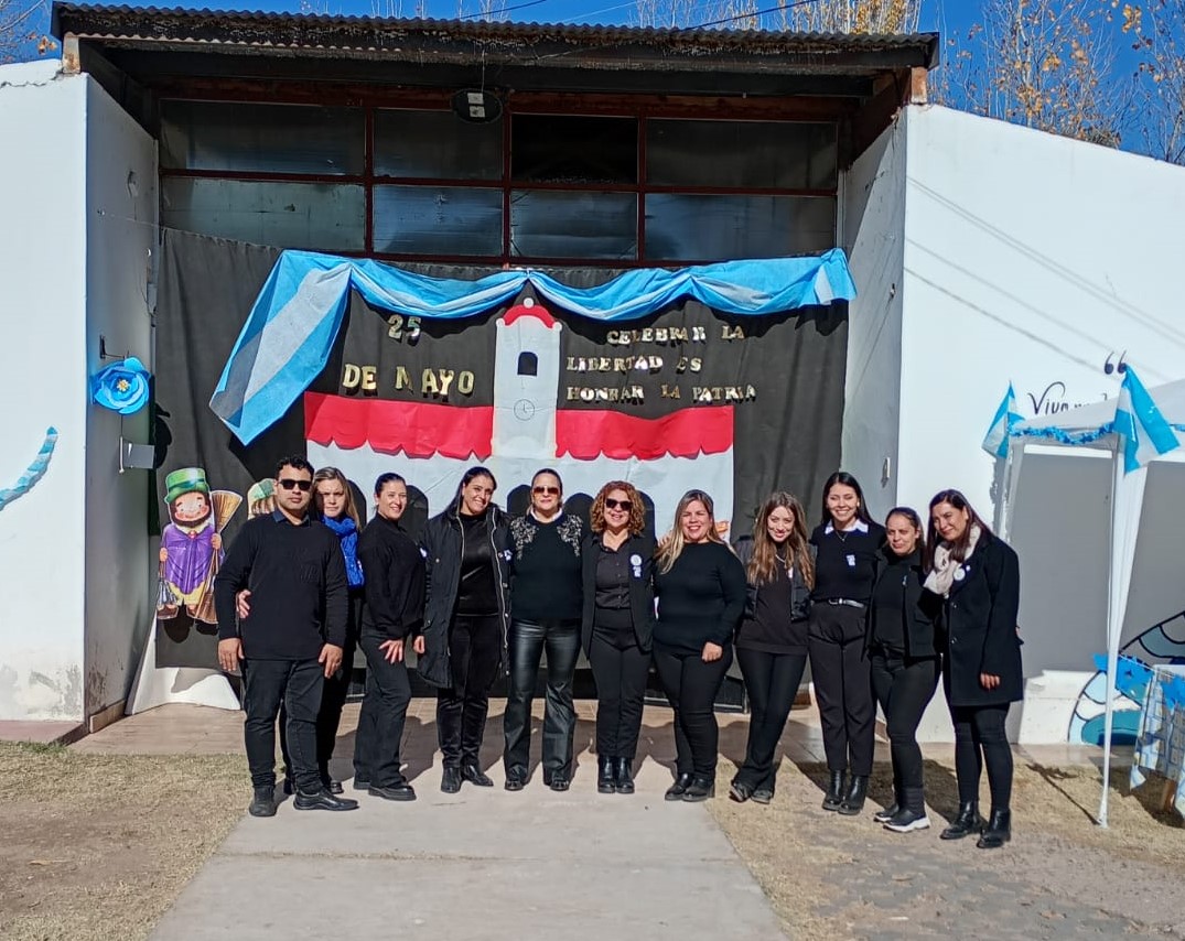 Equipo docente y directivo de la Escuela Madre Amable reunido en el patio de la escuela