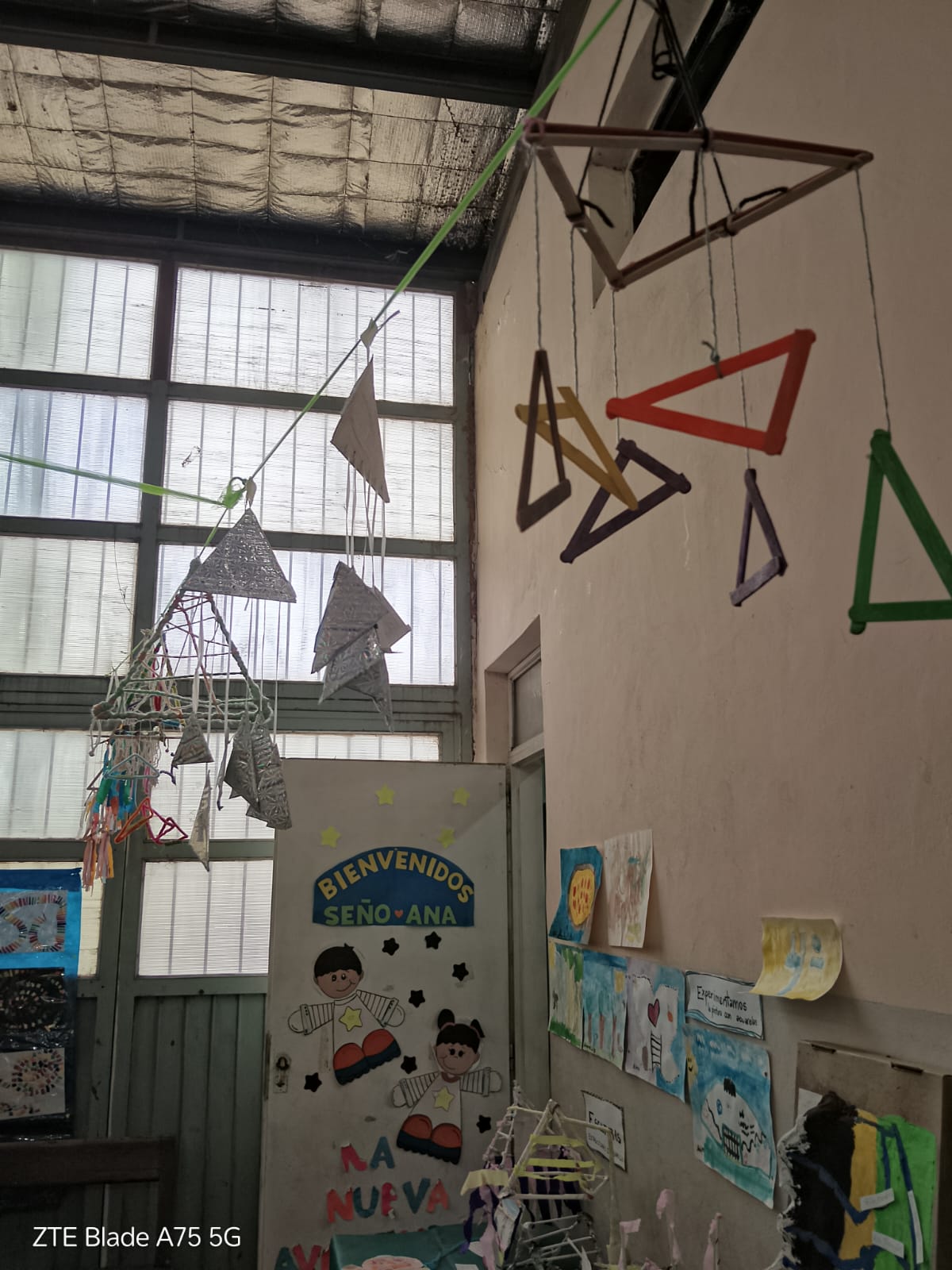 Grupo de estudiantes con las seños