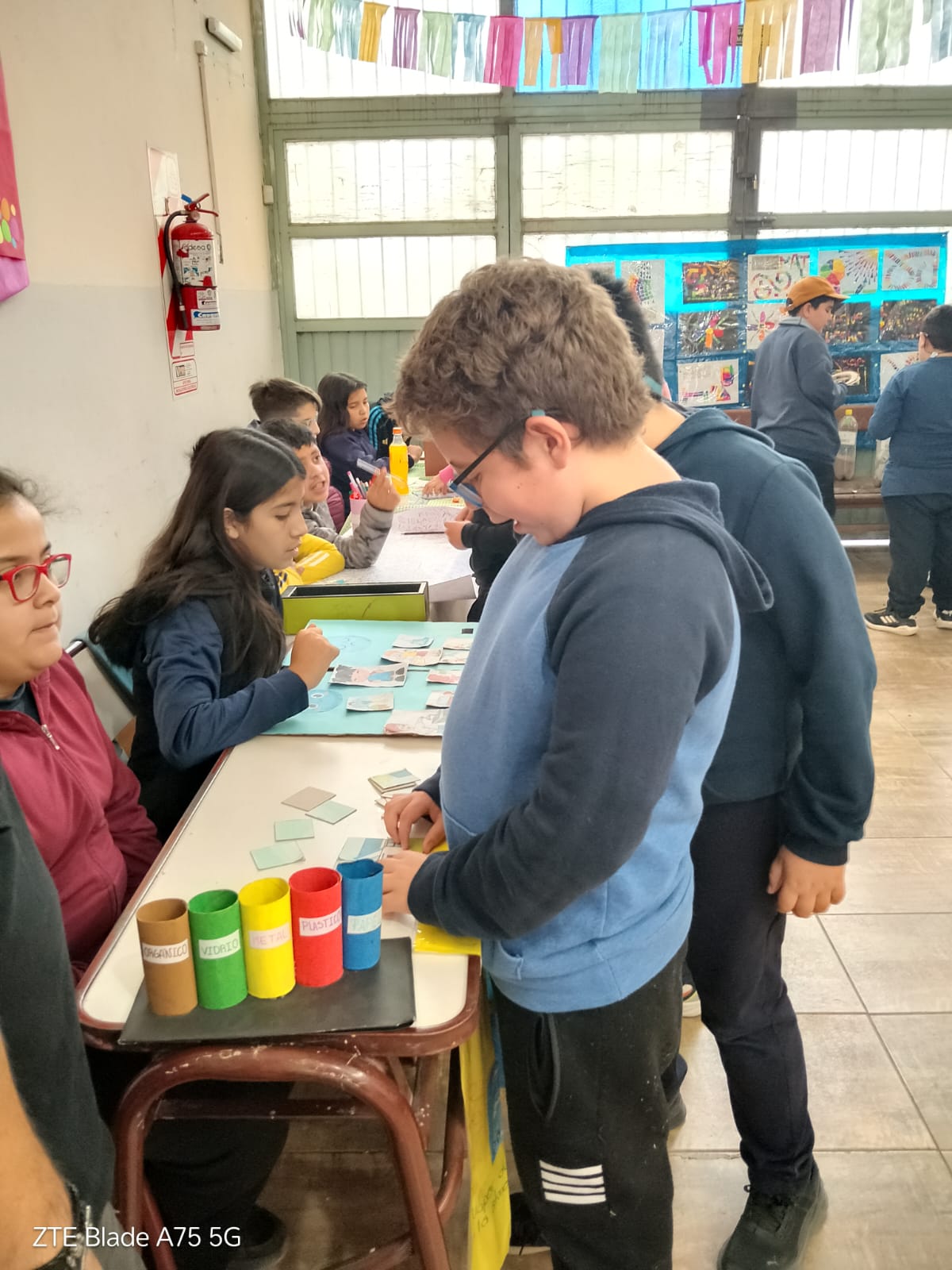 Estudiantes alimentando a los animales