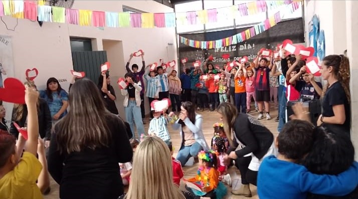 Niños felices aprendiendo en un entorno inclusivo