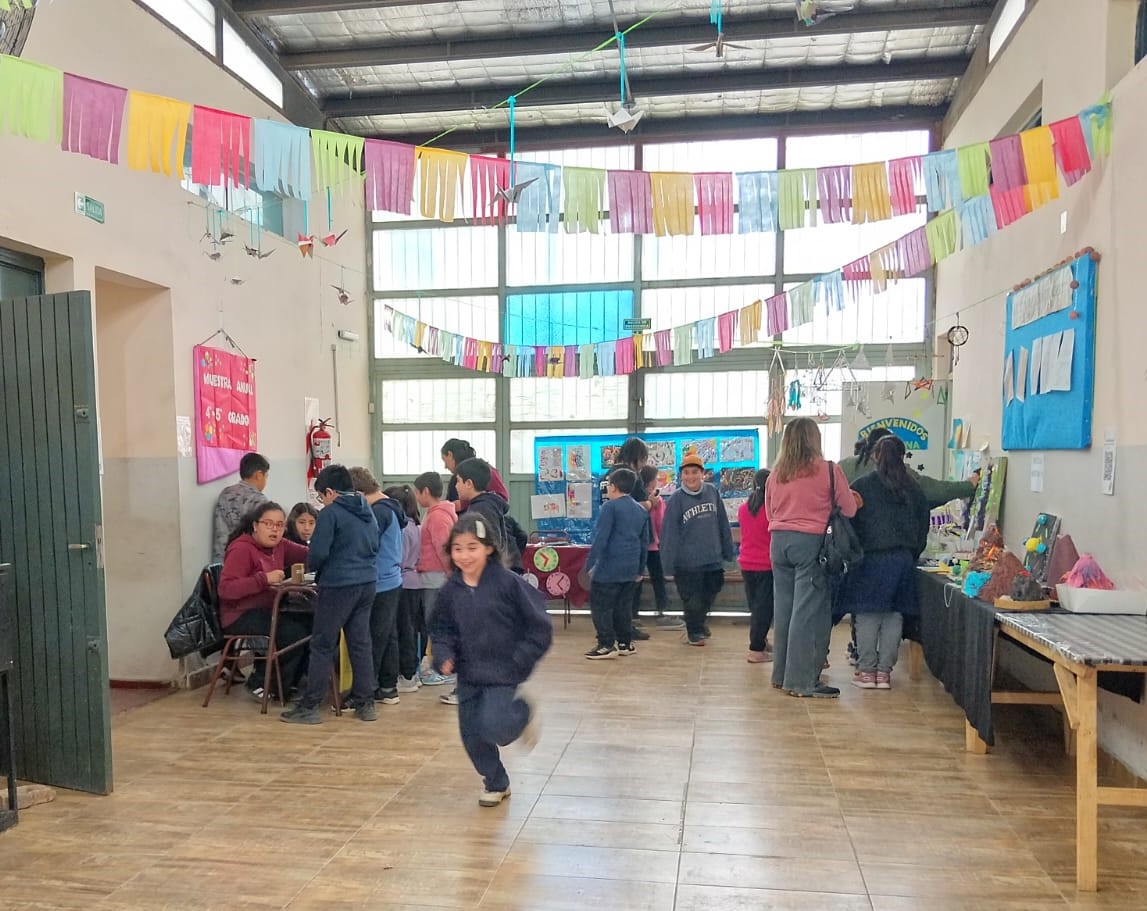 Niños diversos compartiendo una actividad inclusiva