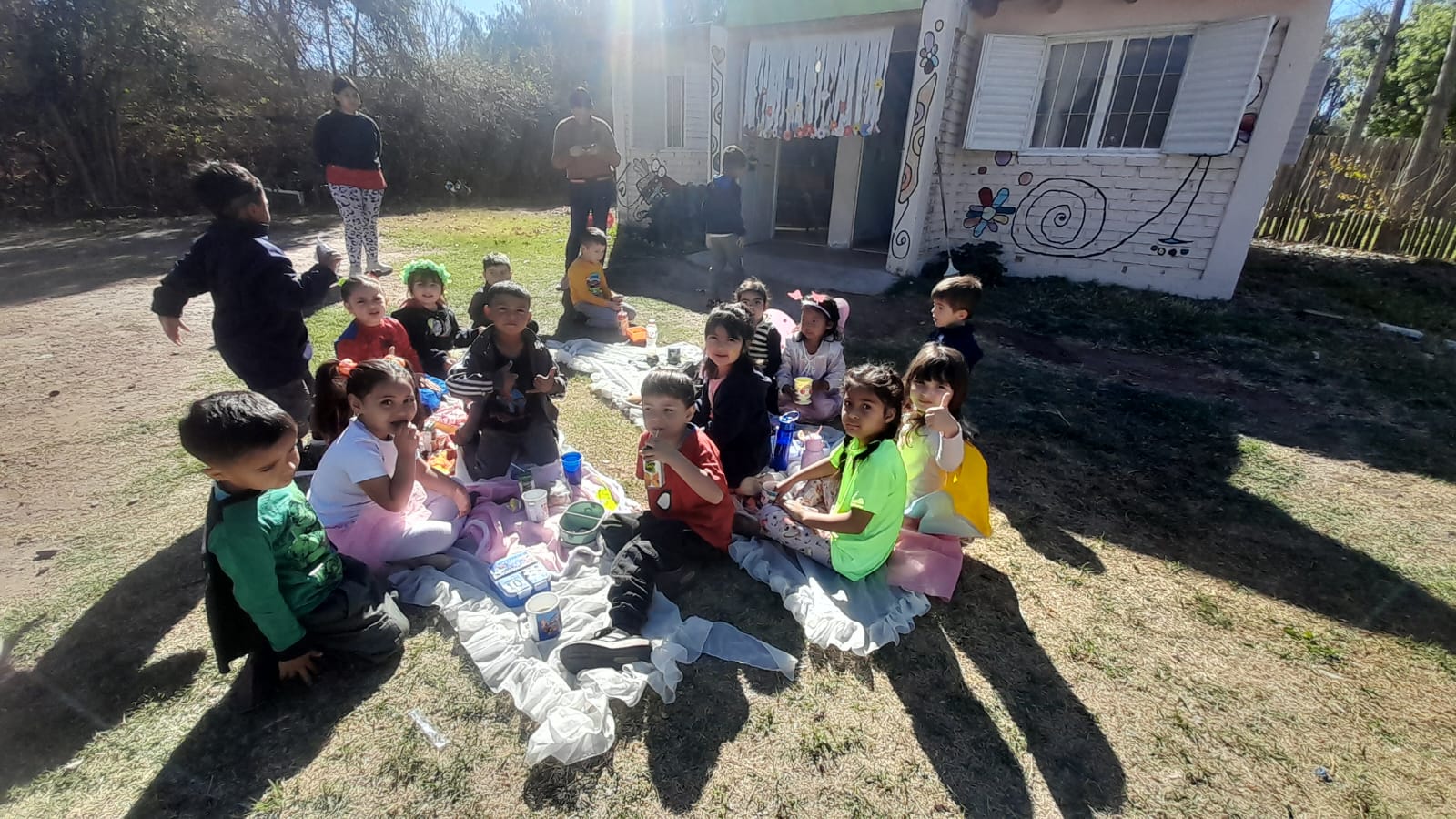 Grupo de estudiantes con las seños